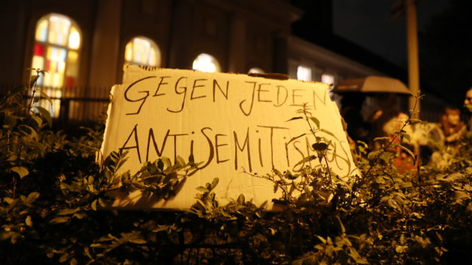 Mahnwache vor der Synagoge am 13.10.2023 (über dts Nachrichtenagentur)