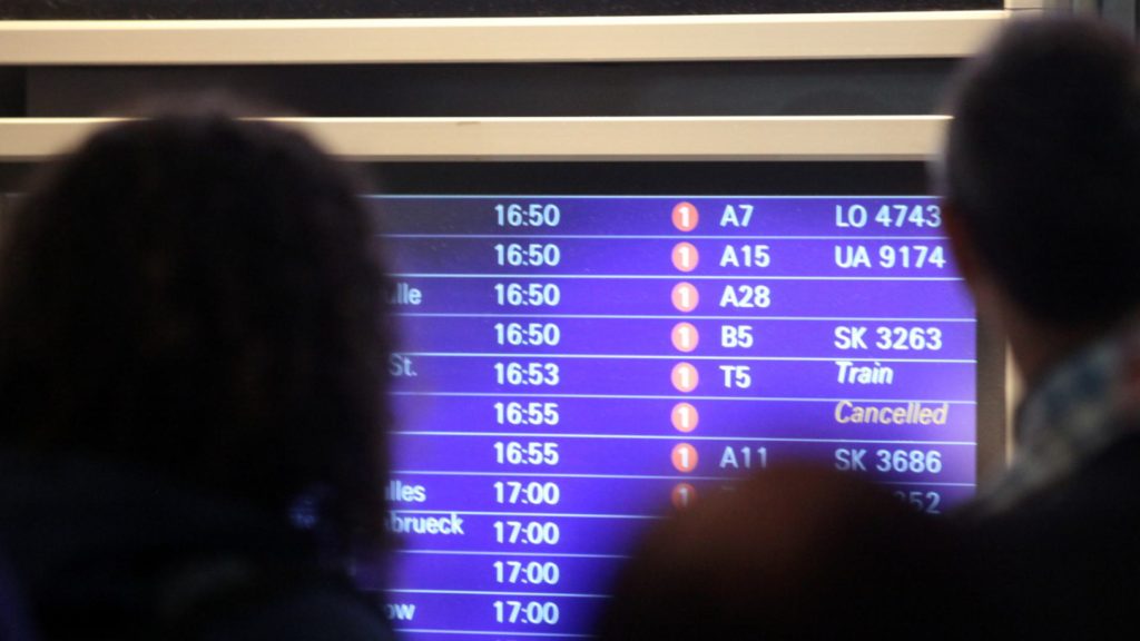 Passagiere vor Informationstafel am Frankfurter Flughafen (über dts Nachrichtenagentur)