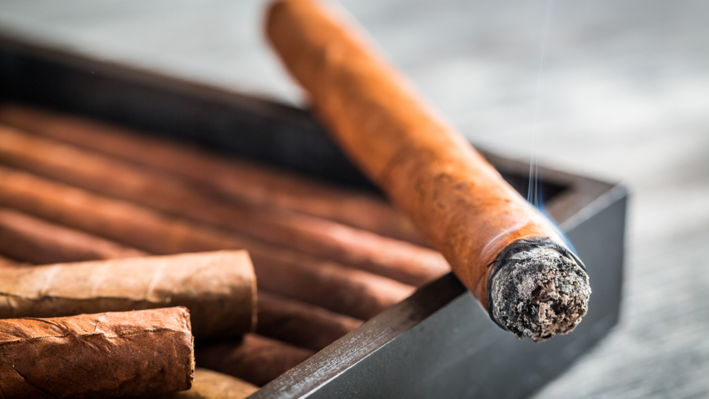 Zigarrenkiste mit Zigarre (über cozmo news)