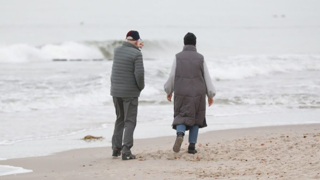 Rentner an einem Strand (Archiv) (über dts Nachrichtenagentur)