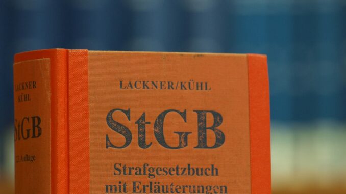Das Strafgesetzbuch in einer Bibliothek (Archiv) (über dts Nachrichtenagentur)