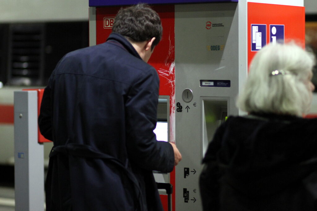 Reisender an einem Fahrkartenautomaten der Bahn (Archiv) (über dts Nachrichtenagentur)