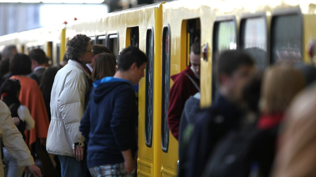 Fahrgäste am Bahnsteig einer Berliner U-Bahn (über dts Nachrichtenagentur)