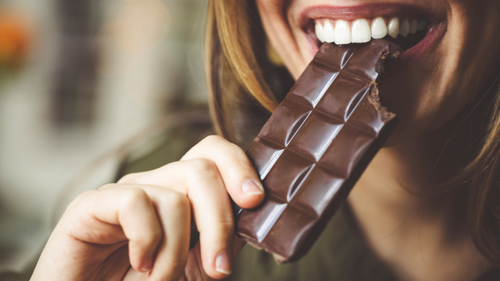 Frau isst Schokolade (über cozmo news)