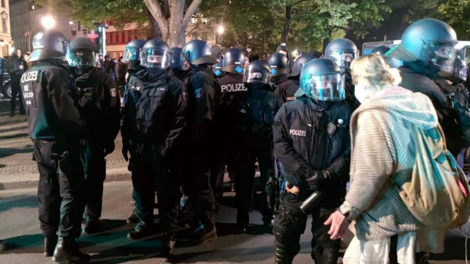 Polizei diskutiert mit Passantin (Archiv) (via über dts Nachrichtenagentur)