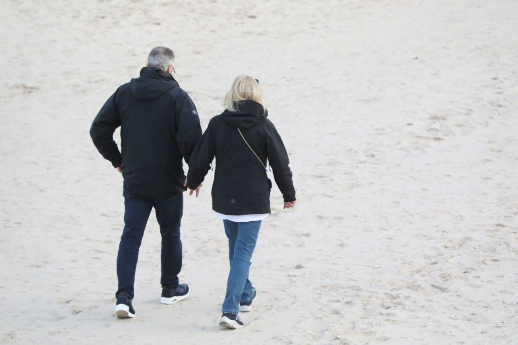 Paar geht am Strand spazieren (über dts Nachrichtenagentur)