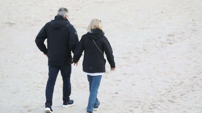 Paar geht am Strand spazieren (über dts Nachrichtenagentur)