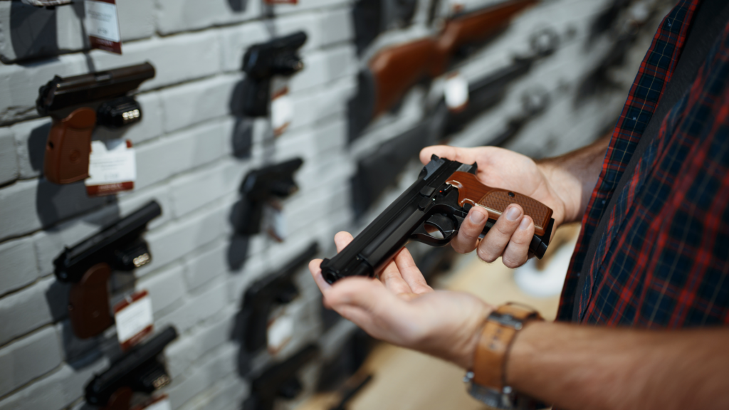 Mann mit Waffe in einem Waffenladen (über cozmo news)