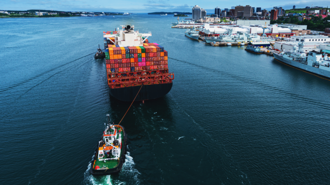 Containerschiff mit Schleppern (über cozmo news)