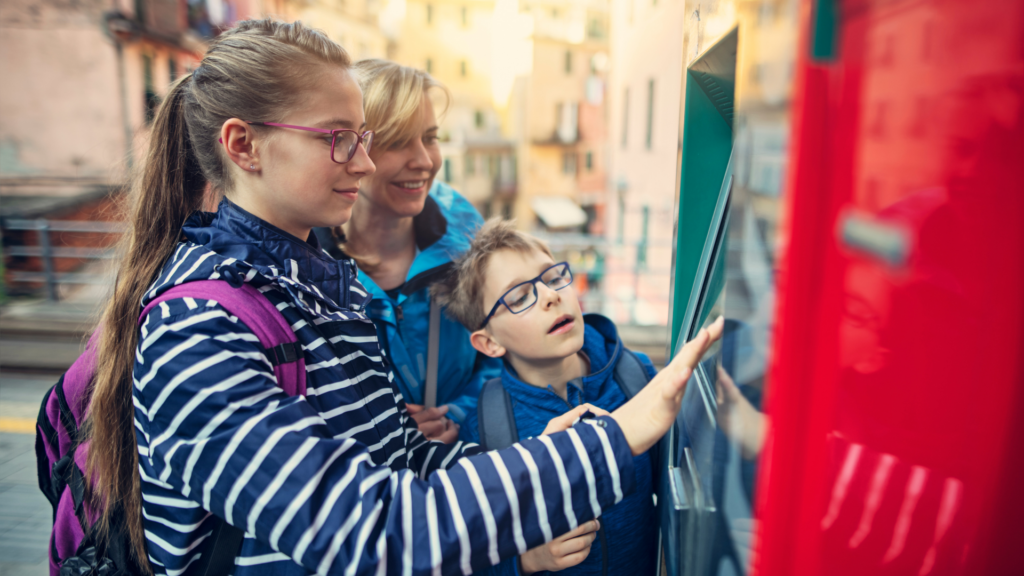 Familie an einem Ticketautomat (über cozmo news)