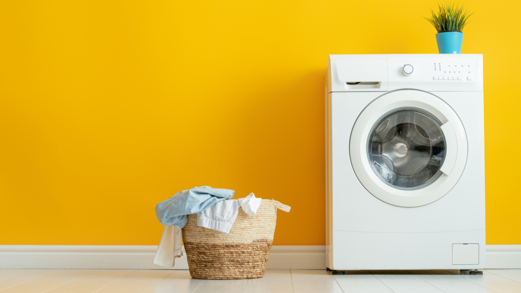 Waschmaschine mit dreckiger Wäsche im Korb (über cozmo news)