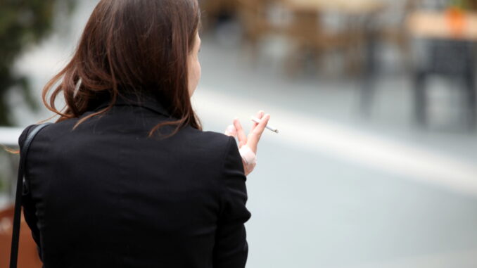 Raucherin (Archiv) (via dts Nachrichtenagentur)