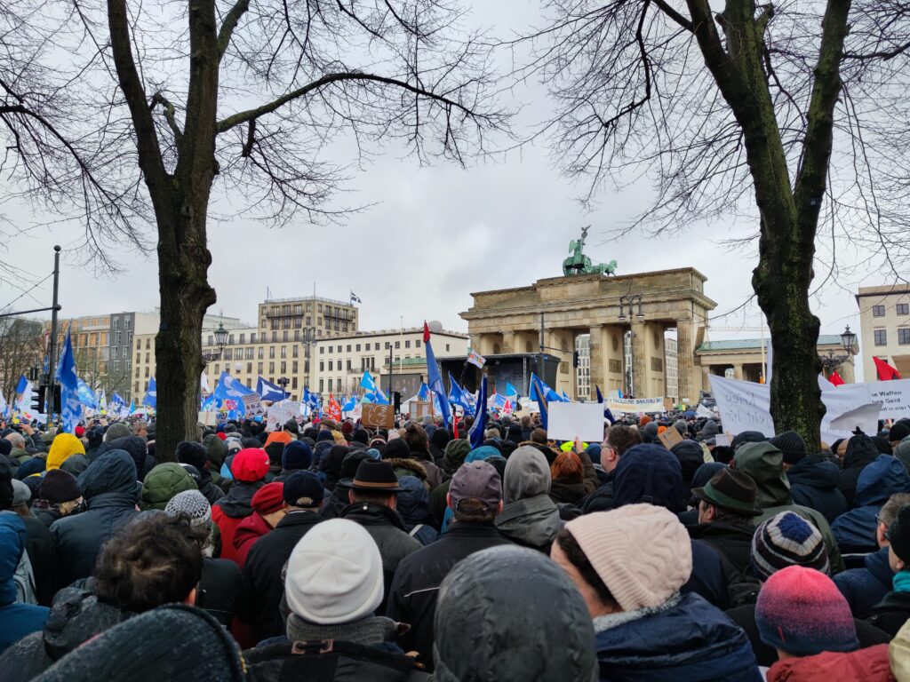 Demo gegen Waffenlieferungen im Februar 2023 in Berlin (via dts Nachrichtenagentur)