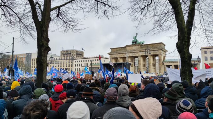 Demo gegen Waffenlieferungen im Februar 2023 in Berlin (via dts Nachrichtenagentur)