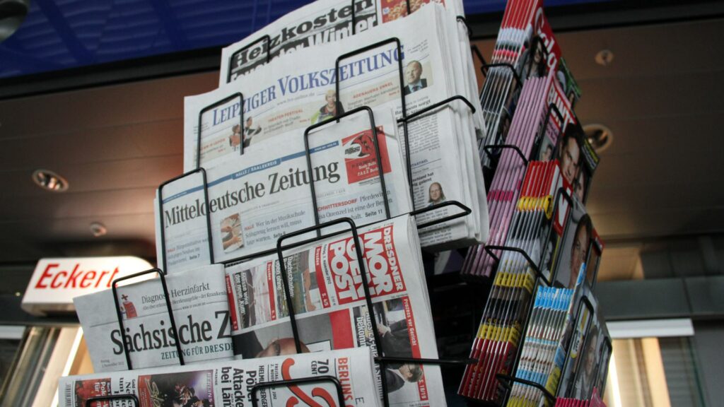 Zeitungen und Zeitschriften an einem Kiosk (Archiv) (via dts Nachrichtenagentur)