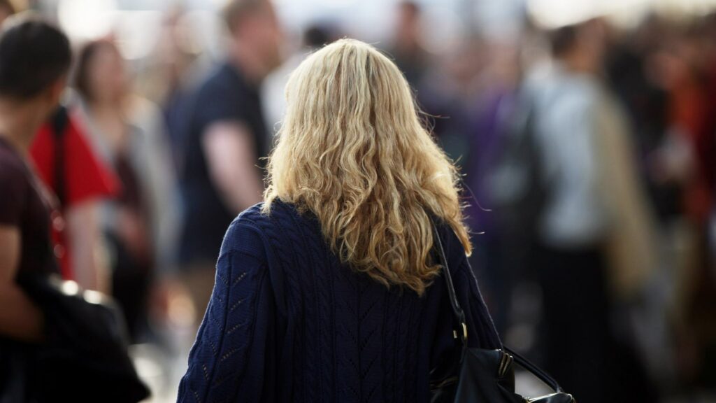 Blonde Frau mit Locken (Archiv) (via dts Nachrichtenagentur)