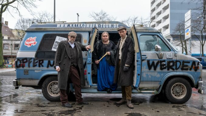 Die Dorfbewohner sind mit einem alten Van unterwegs (über Chris Küper)