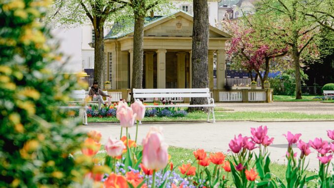 Frühlingshafter Kurgarten (über Benjamin Kiesel)