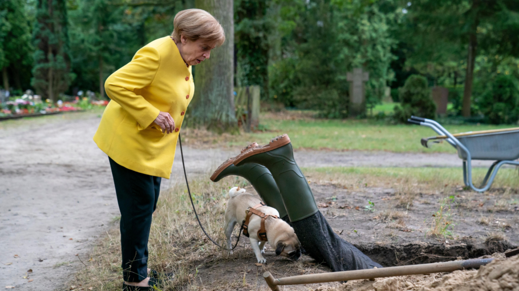 Angela (Katharina Thalbach) und Mops 'Helmut' (über RTL / Oliver Feist)