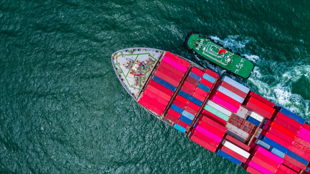 Containerschiff mit Schlepper (über cozmo news)