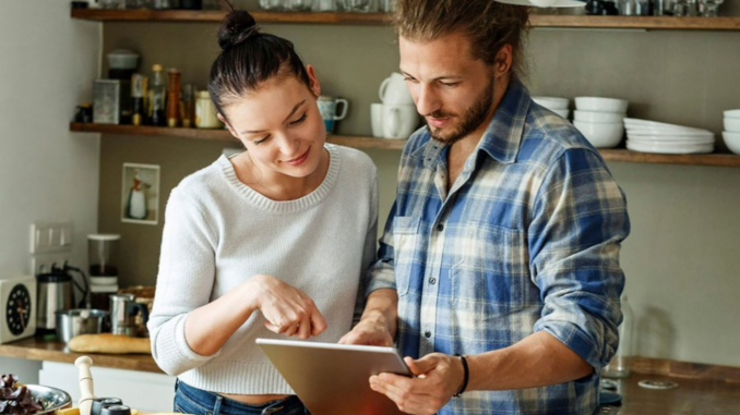 Essensplanung auf einem Tablet (über djd/QS Qualität und Sicherheit/Westend61/Peter Scholl)