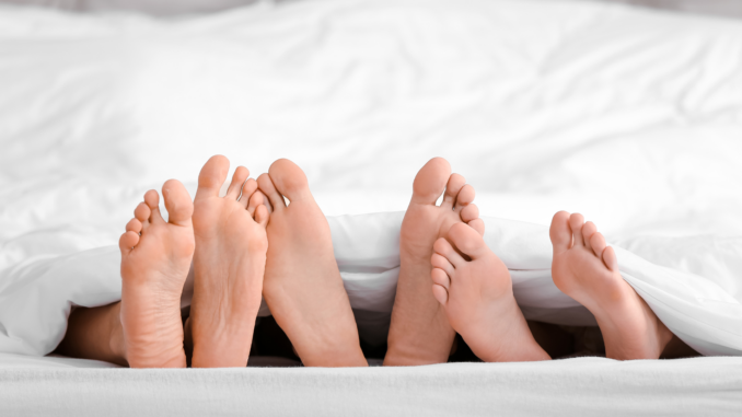 Polyromantische Beziehung (über cozmo news)