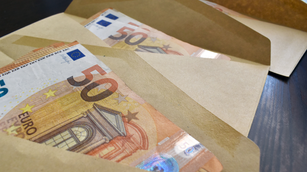 Briefumschläge mit 50-Euro-Scheinen (über cozmo news)