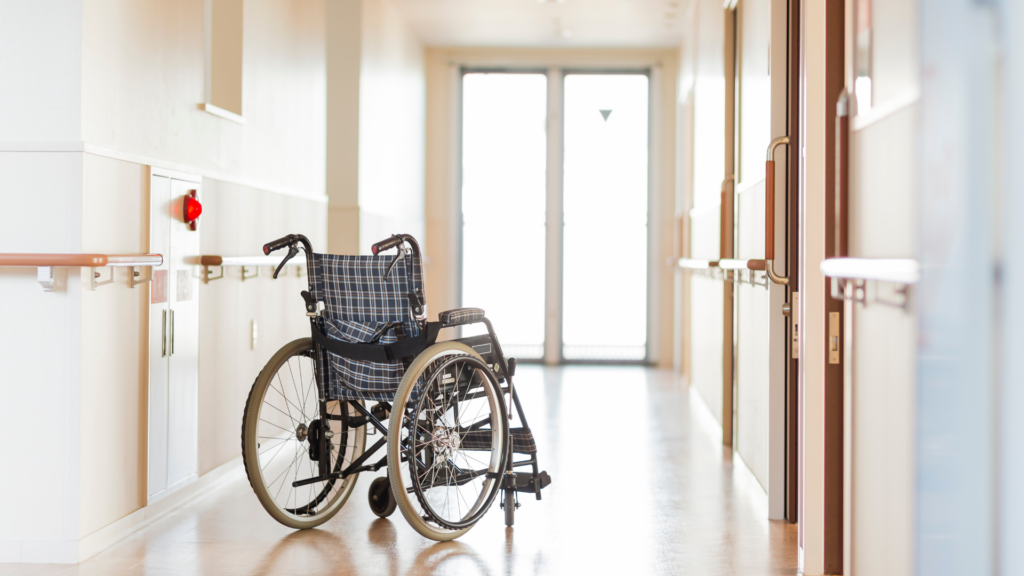 Einsamer Rollstuhl in einem Flur eines Pflegeheims (über cozmo news)