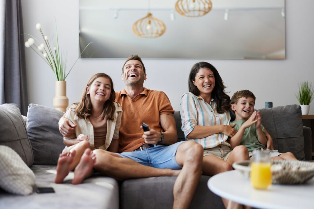 Familie schaut Fernsehen (über djd-k/HD Plus/Getty Images/skynesher)