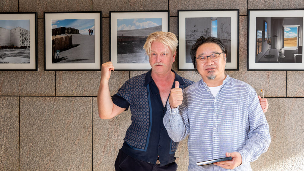 Vielseitig aktiv: Detlev Buck (links), hier mit Szenenbildner Prof. Agi Ariunsaichan Dawaachu bei einer Ausstellungsfeier in der Galerie Wolkensammler. (über highgloss.de)