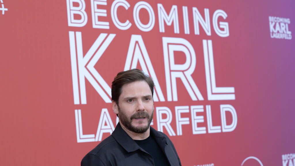In der neuen Serie „Becoming Karl Lagerfeld“ zeigt Daniel Brühl wieder einmal sein großes darstellerisches Talent. (über highgloss.de)