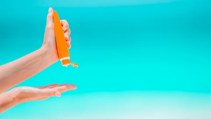 Sonnencreme (über travnikovstudio)