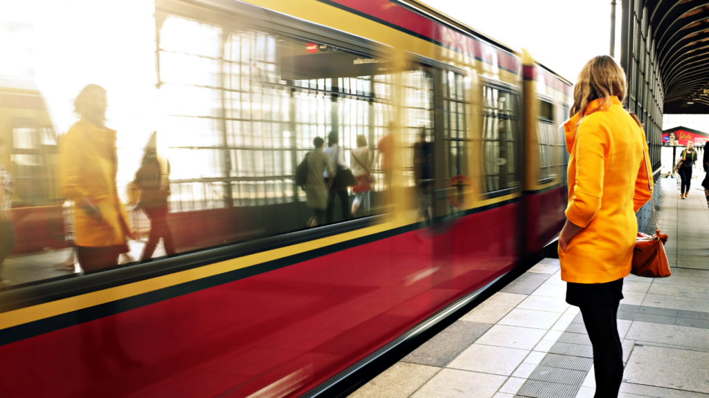 Auswertung zeigt: 9-Euro-Ticket senkt den Autoverkehr wenig und erhöht Zugverspätungen deutlich