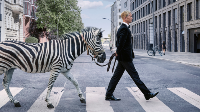 Max Raabe mit Zebra (über Cover)