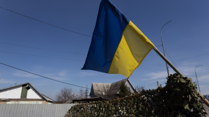 Ukraine-Flagge auf einem getarnten Haus (über David Peinado)