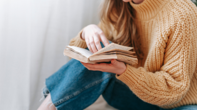 Frau liest ein Buch (über George Milton)