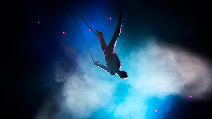 Akrobatik im Zirkus (über StudioPeace)