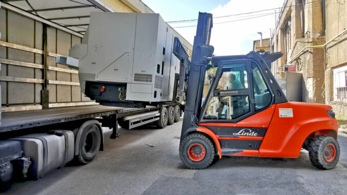 Gebrauchtmaschine bei der Verladung (über Surplex)