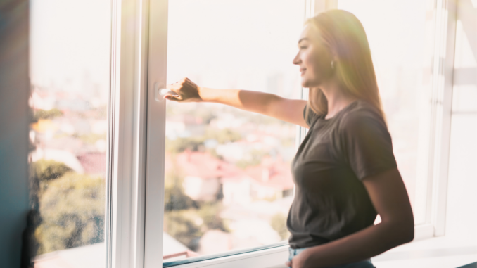 Frau öffnet Fenster (über dangrytsku)