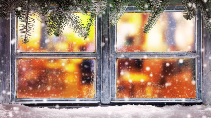 Winterlich dekoriertes Fenster (über jakubgojda)