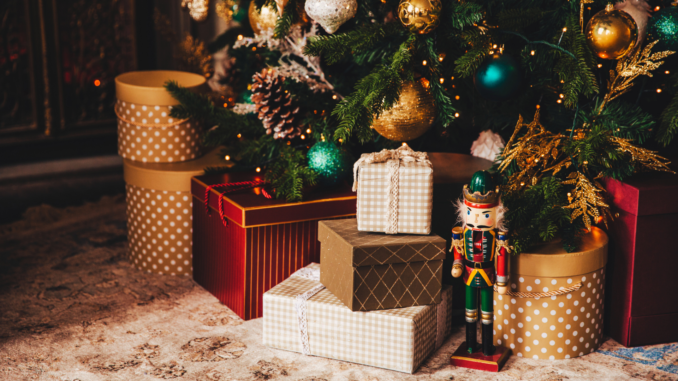 Geschenke unterm Weihnachtsbaum (über vkstudio)