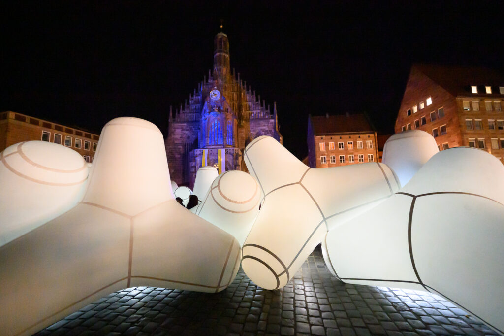„Love and Peace“ leuchten über Nürnberg – 110.000 Besucher bei der „Blauen Nacht 2025“