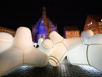„Love and Peace“ leuchten über Nürnberg – 110.000 Besucher bei der „Blauen Nacht 2025“