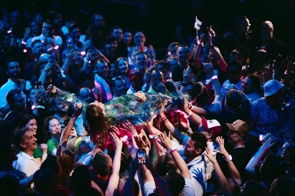 Hazel Brugger springt ins ESC-Publikum – Der viral-gewordene Stage-Dive beim zweiten Halbfinale Hazel Brugger springt ins ESC-Publikum – Der viral-gewordene Stage-Dive beim zweiten Halbfinale