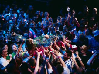 Hazel Brugger springt ins ESC-Publikum – Der viral-gewordene Stage-Dive beim zweiten Halbfinale