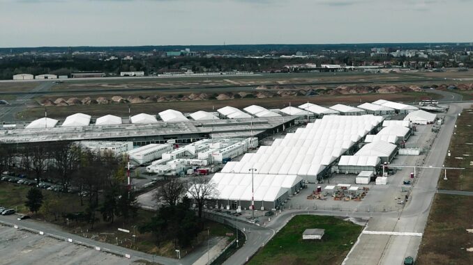 Deutschlands größte Geflüchtetenunterkunft in Tegel (über RTL)