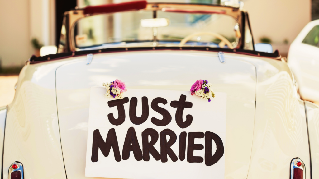 Just Married – aber rechtskonform! Was beim Hochzeitsauto erlaubt ist – und was teuer werden kann Just Married – aber rechtskonform! Was beim Hochzeitsauto erlaubt ist – und was teuer werden kann