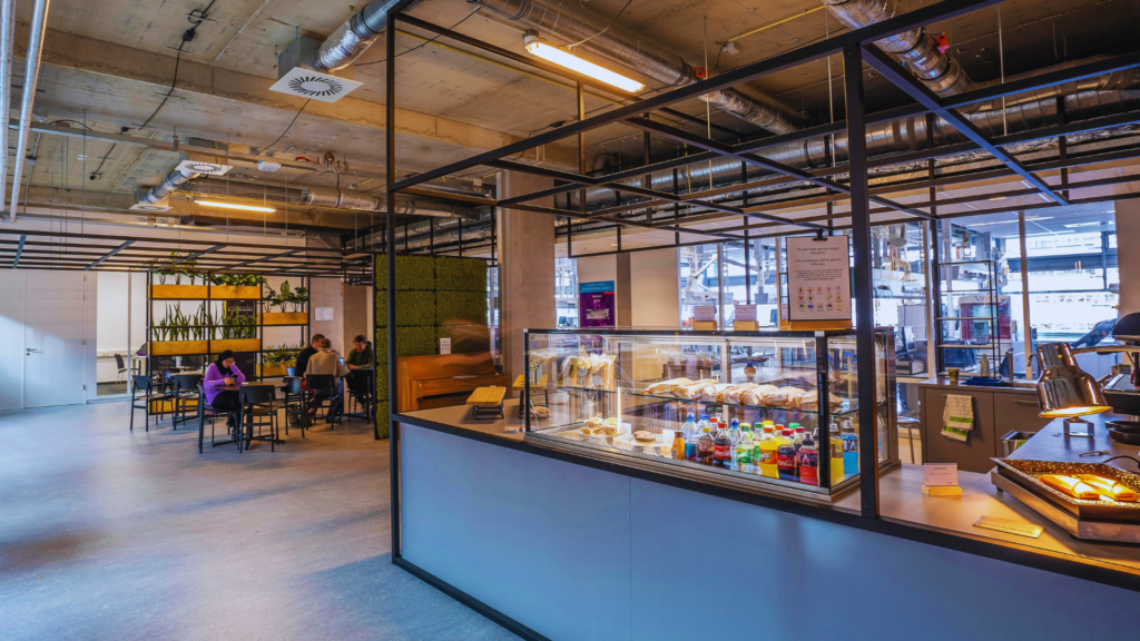 Kantine mit Zukunft: Warum die Gemeinschaftsgastronomie zum Schlüssel für nachhaltige Ernährung und soziale Treffpunkte wird Kantine mit Zukunft: Warum die Gemeinschaftsgastronomie zum Schlüssel für nachhaltige Ernährung und soziale Treffpunkte wird