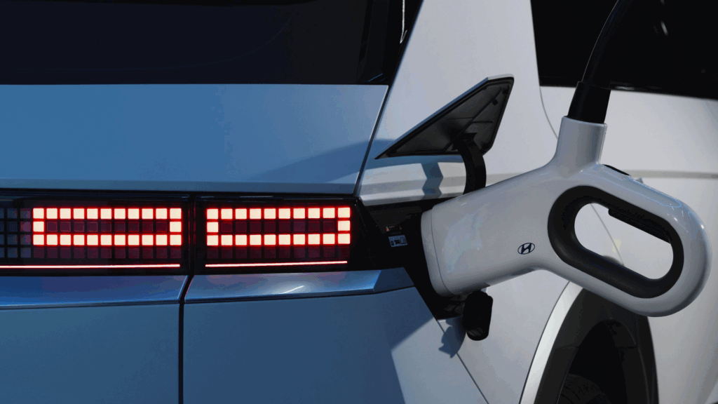 Vom Elektroauto zum Stromlieferanten: Wie bidirektionales Laden die Energiewende vorantreibt Vom Elektroauto zum Stromlieferanten: Wie bidirektionales Laden die Energiewende vorantreibt