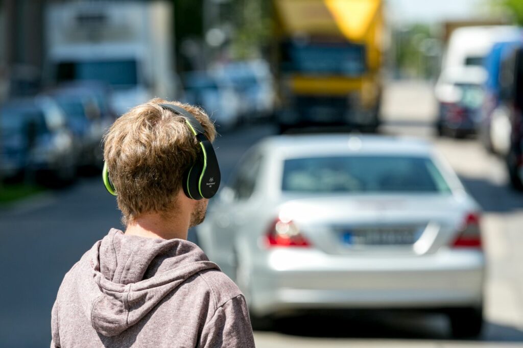 Gefährliche Stille: Wie Kopfhörer im Straßenverkehr tödlich werden